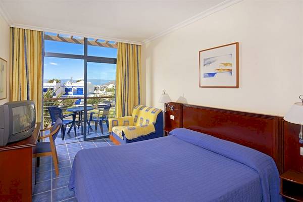 Ein Hotelzimmer im Mirador Papagayo by LIVVO mit Blick auf das Meer und eine Terrasse.