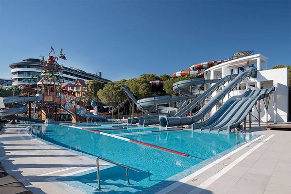 Wasserpark im Voyage Belek Golf & Spa Hotel mit Rutschen und Pool