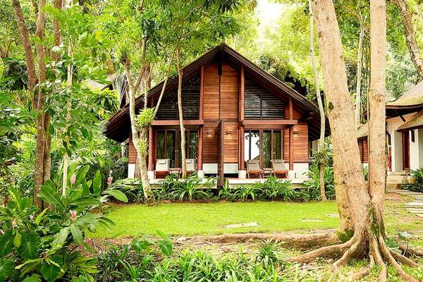 Bungalow des Tubkaak Krabi Boutique Resorts umgeben von grünem Dschungel