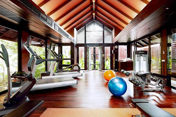 Fitnessstudio mit Laufbändern und Fitnessgeräten im Tubkaak Krabi Boutique Resort