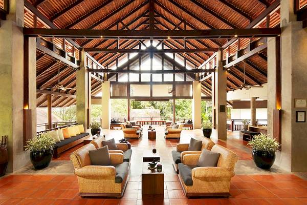 Lobby des Tubkaak Krabi Boutique Resorts mit Holzdecken und Sofas.