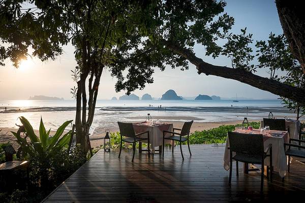 Strandrestaurant des Tubkaak Krabi Boutique Resorts mit Blick auf den Ozean und Inseln