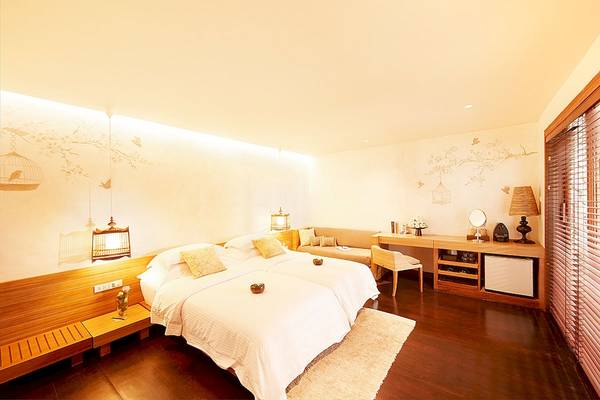 Schlafzimmer im Tubkaak Krabi Boutique Resort mit zwei Betten, Dekor und Möbeln.