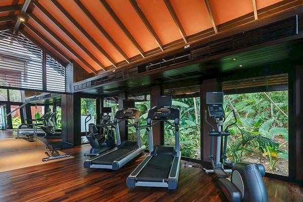Drei Laufbände und ein elliptischer Trainer im Fitnessstudio des Tubkaak Krabi Boutique Resorts