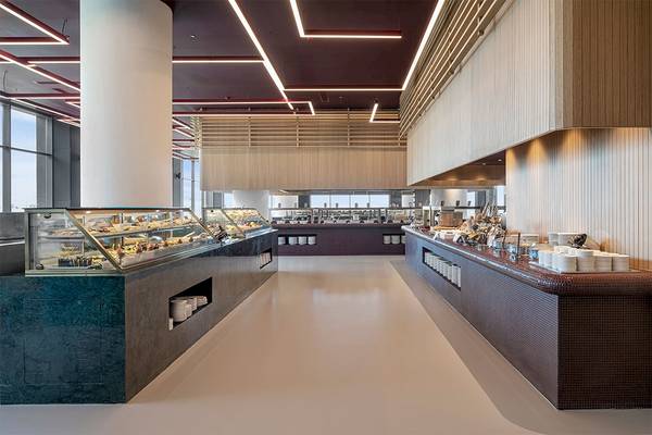 Innenbereich des Voyage Belek Golf & Spa Hotels mit Buffet und Speisen.