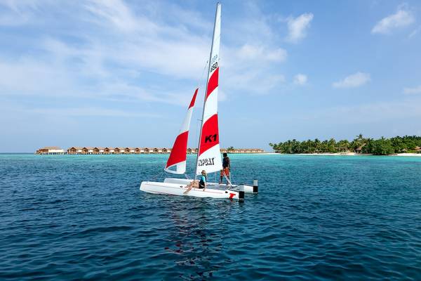 Sänger auf Katamaran vor Reethi Faru Resort