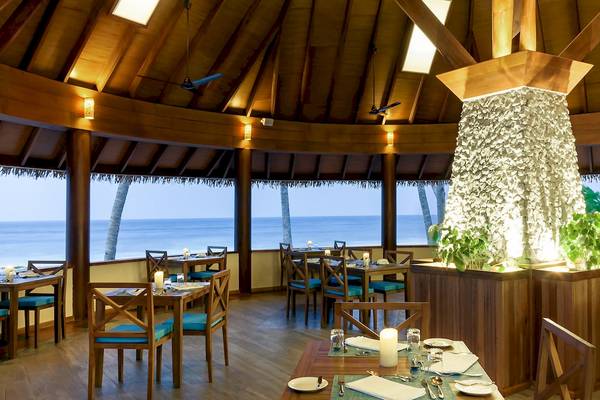 Reethi Faru Resort Innenbereich Restaurant Tisch mit Meerblick