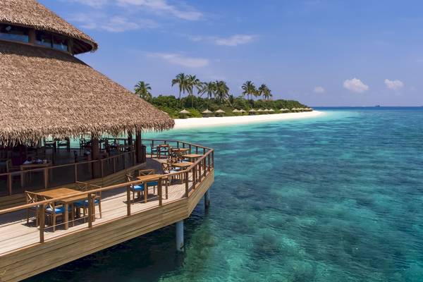 Reethi Faru Resort Terrasse mit Blick auf den Ozean und weißem Sandstrand