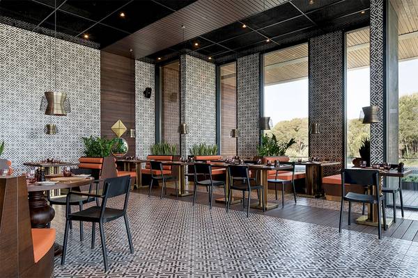 Innenbereich des Restaurants im Voyage Belek Golf & Spa Hotel mit Tisch und Stühlen.