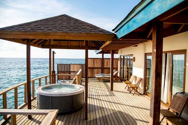 Hotelterrasse mit Whirlpool und Meerblick im Reethi Faru Resort.
