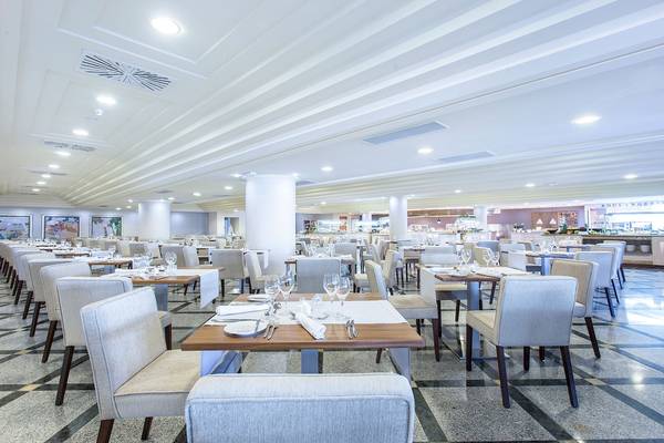 Innenansicht des Restaurants im Sarena de Muro Resort Mallorca mit vielen Tischen und Stühlen.