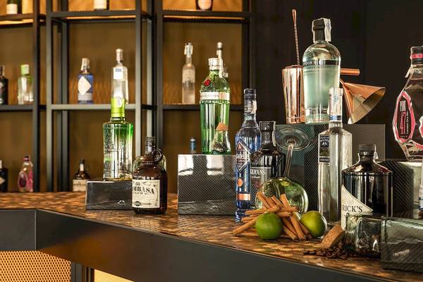 Cocktailbar im Sarena de Muro Resort Mallorca mit verschiedenen Flaschen und Gläsern