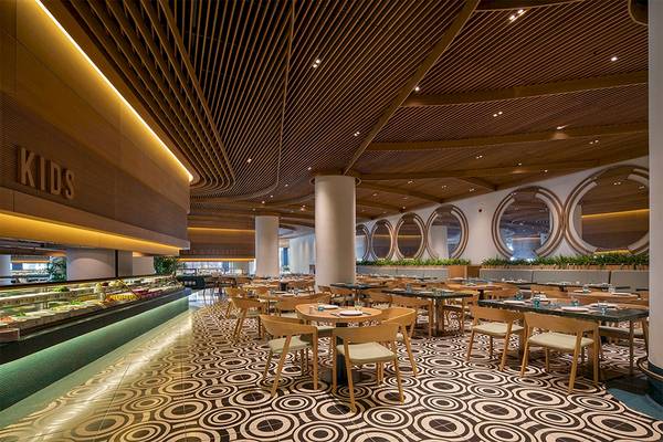 Innenansicht des Kinderrestaurants im Voyage Belek Golf & Spa Hotel mit runden Tischen und Stühlen.