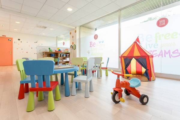 Kinderzimmer im Sarena de Muro Resort Mallorca mit bunten Stühlen und Tisch, Spielzeug und einem kleinen Zelt.