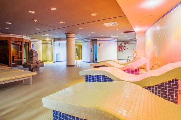 Wellnessbereich im Sarena de Muro Resort Mallorca mit gemusterten Liegen und gefliesten Wänden.