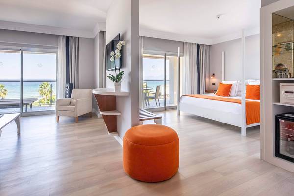 Innenansicht eines Hotelzimmers im Sarena de Muro Resort Mallorca mit Blick auf das Meer.