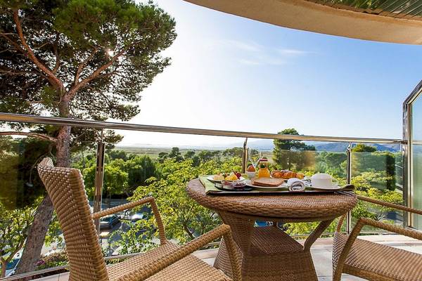 Frühstück auf dem Balkon des Sarena de Muro Resorts auf Mallorca mit Blick auf die Landschaft.