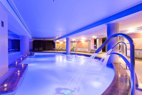 Schwimmbecken im Sarena de Muro Resort Mallorca mit blauer Beleuchtung und Wassersprudlern