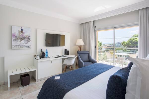 Hotelzimmer im Sarena de Muro Resort Mallorca mit Blick auf den Garten und Terrasse.
