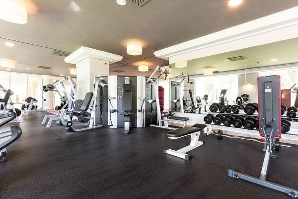 Fitnesscenter im Sarena de Muro Resort Mallorca mit verschiedenen Trainingsgeräten