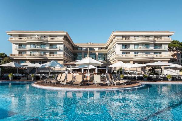 Außenpool des Sarena de Muro Resort Mallorca mit vielen Liegestühlen und Sonnenschirmen.