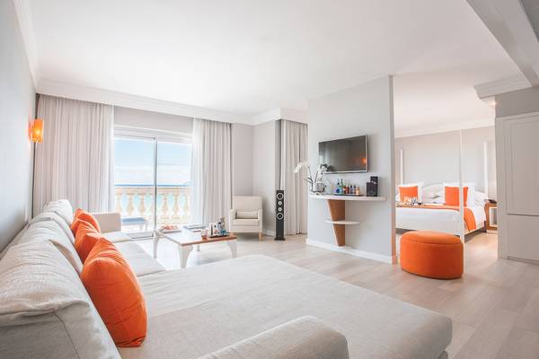 Innenansicht eines modernen Zimmers im Sarena de Muro Resort Mallorca mit Blick auf das Meer.