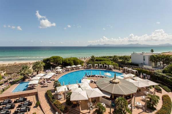 Luftaufnahme des Sarena de Muro Resort Mallorca mit Pool und Strand im Hintergrund.
