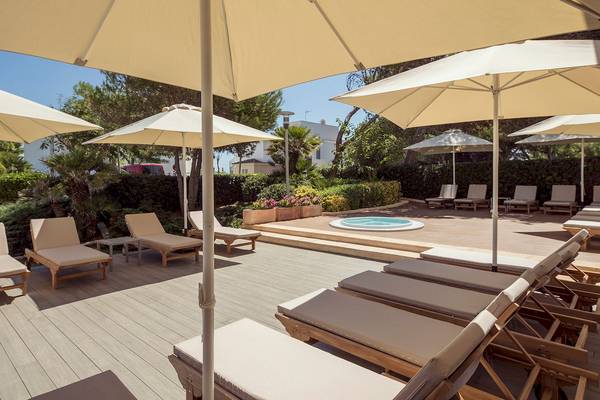 Terrasse mit Lounge-Sesseln und Sonnenschirmen im Sarena de Muro Resort Mallorca