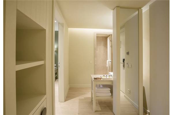 Inneneinrichtung des Voyage Sorgun Hotels mit offenem Badezimmer und Toilettentisch.