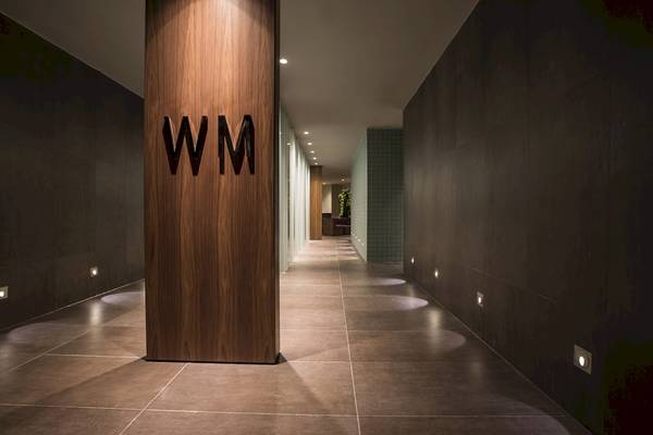 Korridor im Voyage Sorgun Hotel mit 'WM' Schriftzug auf einer Holzwand.