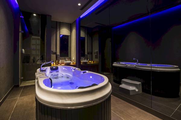 Wellnessbereich im Voyage Sorgun Hotel mit Whirlpool und Spiegelwand