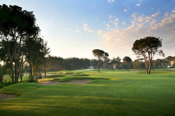 Golfplatz des Voyage Belek Golf & Spa Hotels mit Bäumen und Bunkern
