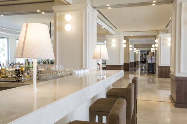 Barbereich im Voyage Sorgun Hotel mit Theken und Lampen.