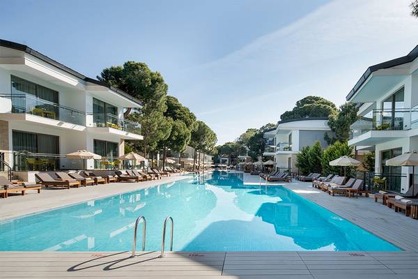 Außenpool des Voyage Belek Golf & Spa Hotels mit Lounges und Sonnenschirmen