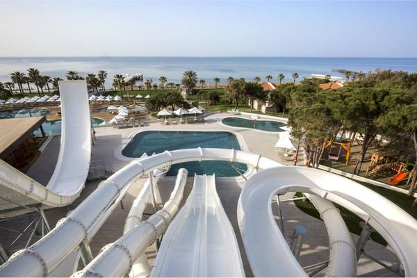 Aussicht auf die Wasserrutschen des Voyage Sorgun Hotels mit Blick auf den Ozean