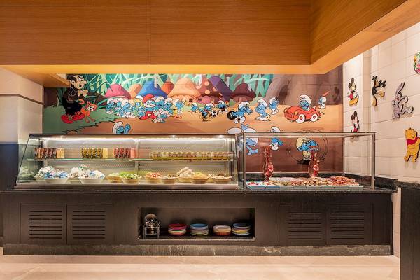 Buffetbereich im Voyage Sorgun Hotel mit einer Wandmalerei von den Schlümpfe.