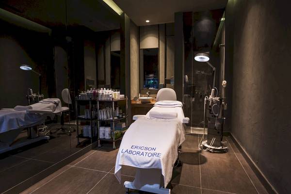 Behandlungsraum im Voyage Sorgun Hotel mit Erickson Laboratoire-Tuch auf dem Behandlungstisch.