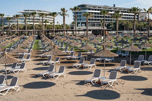 Strand des Voyage Belek Golf & Spa Hotels mit vielen Liegestühlen und Sonnenschirmen