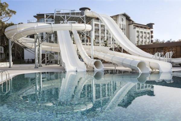 Wasserrutschen vor dem Voyage Sorgun Hotel