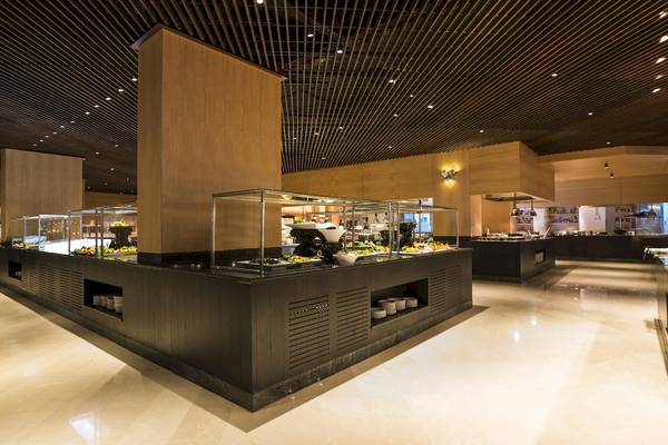 Buffetbereich im Voyage Sorgun Hotel mit vielen Speisen in Glasvitrinen.