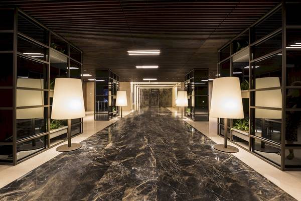 Flur des Voyage Sorgun Hotels mit Marmorboden und Stehlampen
