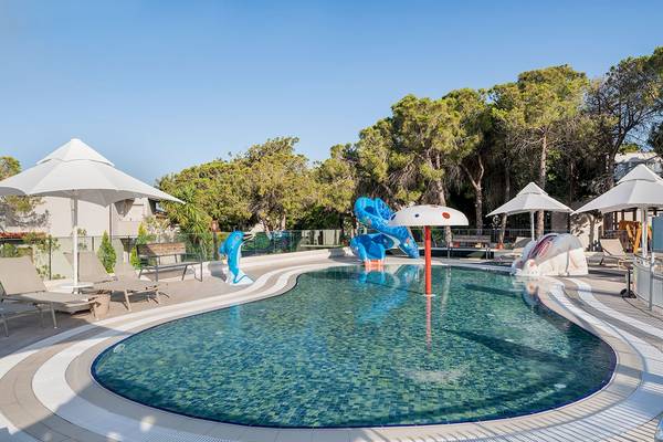 Kinderpool im Voyage Sorgun Hotel mit Wasserrutschen und Sonnenschirmen