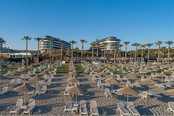 Strand des Voyage Belek Golf & Spa Hotels mit vielen Liegestühlen und Sonnenschirmen