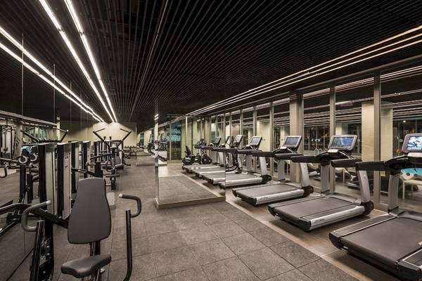 Fitness-Center im Voyage Sorgun Hotel mit Laufbändern und Kraftgeräten.