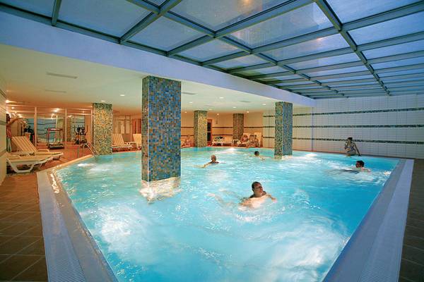 Victory Resort Schwimmbad mit mehreren Schwimmern und Säulen