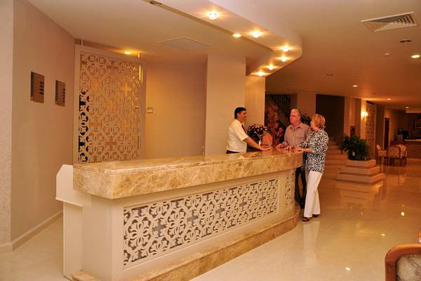 Empfang des Victory Resorts mit Hotelmitarbeitern und Gästen im Vordergrund.