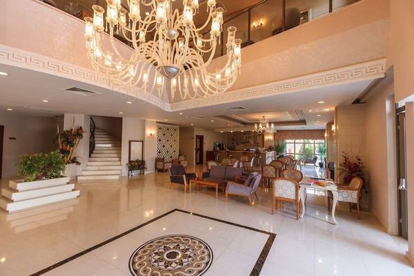 Lobby des Victory Resorts mit einem großen Kristallkronleuchter und modernen Möbeln.
