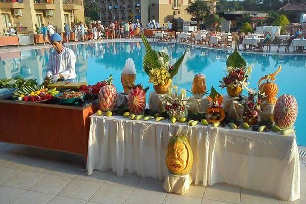 Ein Buffet am Pool des Victory Resorts mit kunstvoll geschnitzten Früchten und Gemüse.