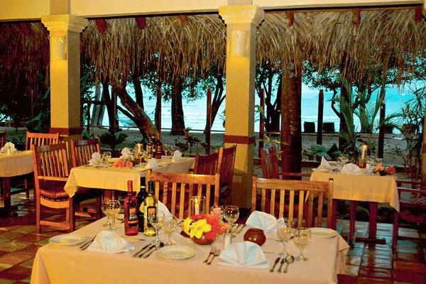 Innenansicht des Restaurants des Capitan Suizo Beachfront Boutique Hotels mit Blick auf den Ozean.