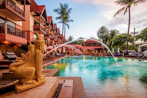 Außenpool des Seaview Patong Hotels mit Wasserfontäne und Löwenstatue